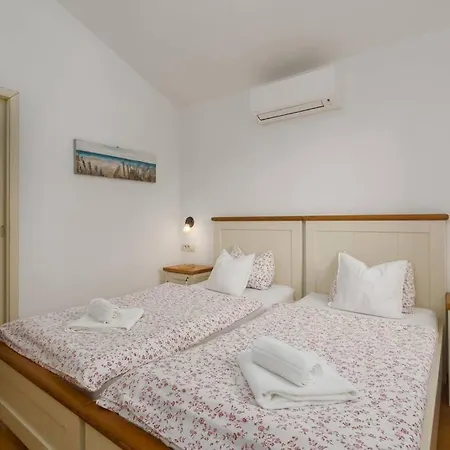 Marina With Pool, Bbq & Parking Near Porec