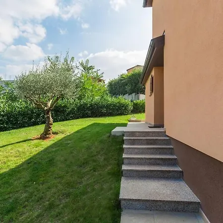 Marina With Pool, Bbq & Parking Near Porec Jasenovica