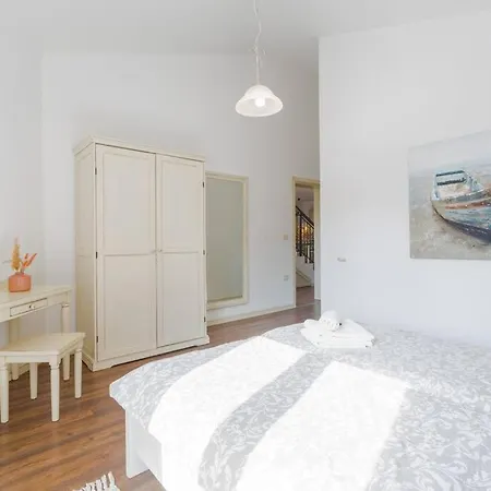 Villa Marina With Pool, Bbq & Parking Near Porec *