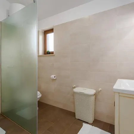 Marina With Pool, Bbq & Parking Near Porec *