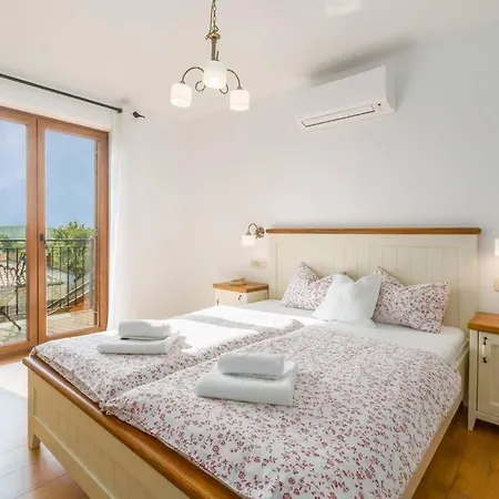 Marina With Pool, Bbq & Parking Near Porec Jasenovica
