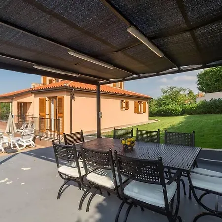 Marina With Pool, Bbq & Parking Near Porec