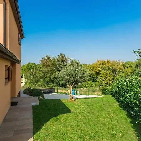 Villa Marina With Pool, Bbq & Parking Near Porec *