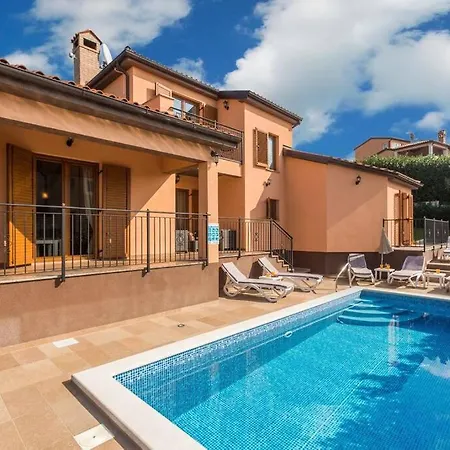 Marina With Pool, Bbq & Parking Near Porec